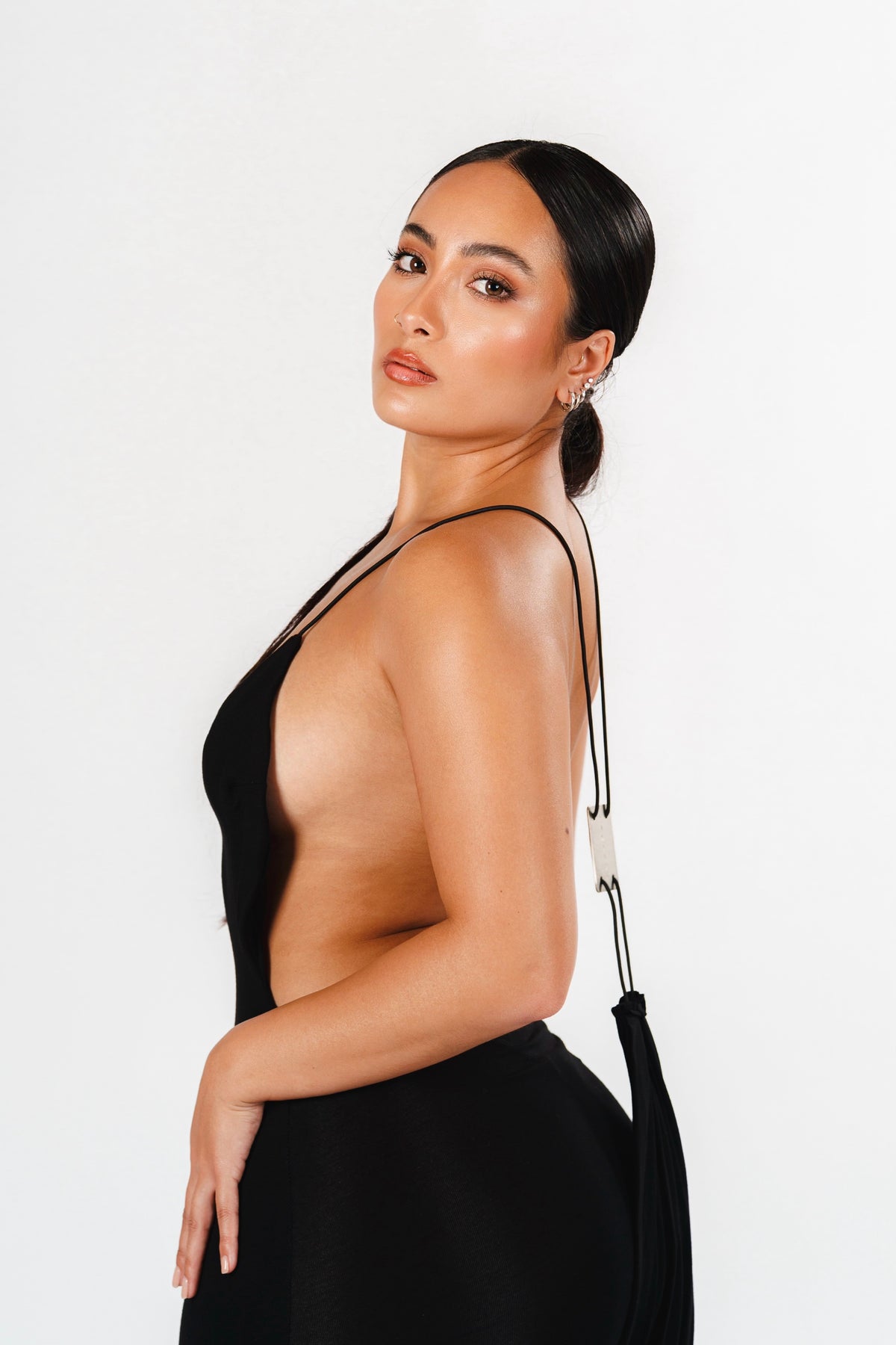 BACKLESS DRESS